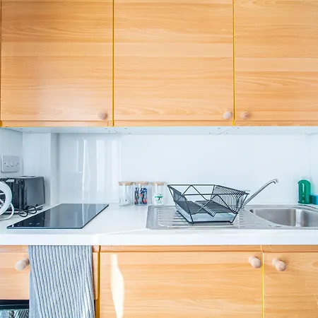 Cozy Urban Escape In Apartment