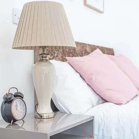 Cozy Urban Escape In Apartment *