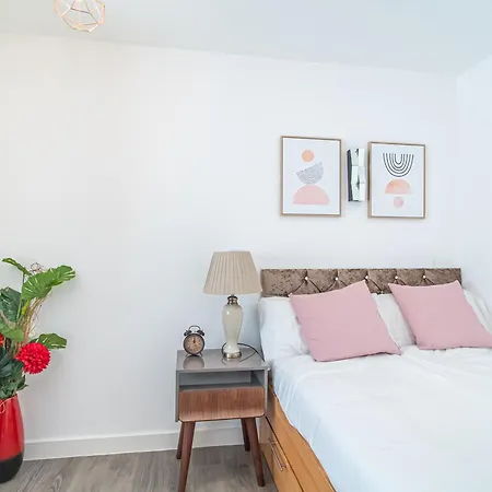 Cozy Urban Escape In Apartment *